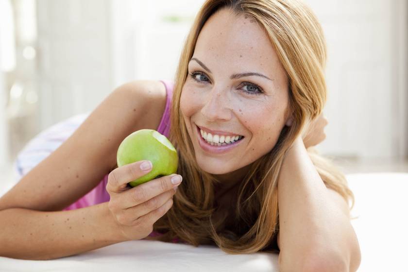 Csökkenti az aknékat, lassítja a bőr öregedését: az alma 4 csodás hatása a bőrre