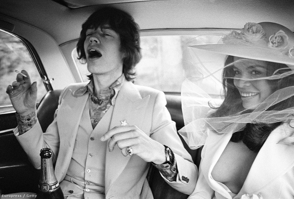 Mick Jagger és friss felesége, Bianca, születési nevén Bianca Perez Morena de Marcias. A kép 1971. május 12-én készült a francia Riviérán. Bianca volt Jagger első felesége, aki egy lányt szült neki 1971-ben, akinek még innen-onnan lett később hat féltestvére. Az énekes nem vetette meg a női nemet, mondjuk így.