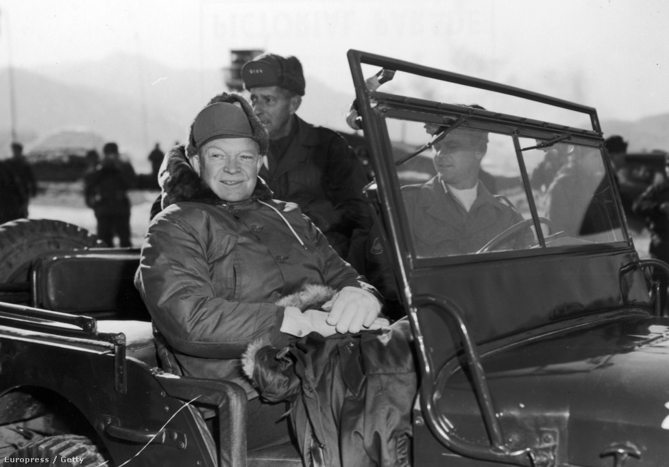 Eisenhower elnök meglátogatja a fronton harcoló amerikai alakulatokat. Később nukleáris fegyver bevetésével fenyegette meg Kínát.