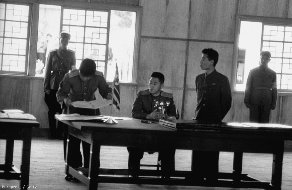Az észak-koreai katonai vezetés aláírja a tűzszünetet. A háború jogilag sosem ért véget, békekötés nem volt. Idén márciusban Észak-Korea hivatalosan felmondta a 60. évvel ezelőtti szerződést is.
