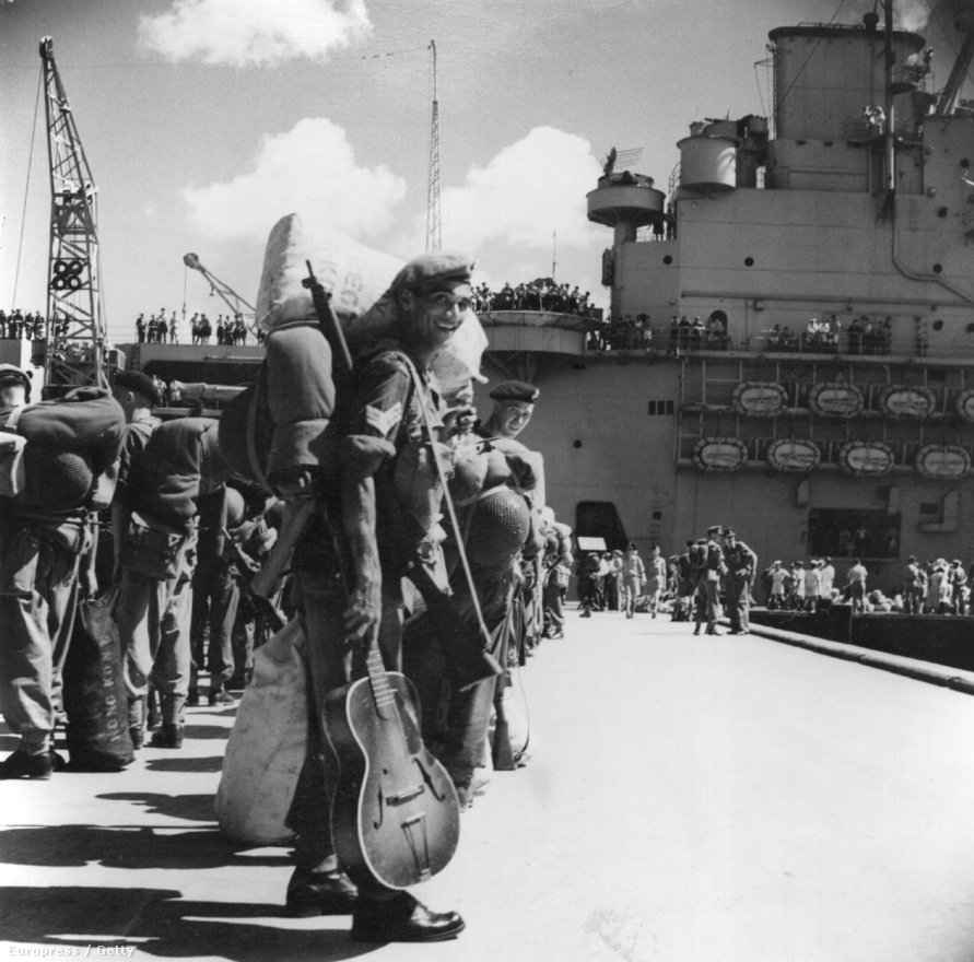 1950. augusztus, a brit HMS Unicorn repülőgép-hordozó indul a koreai hadszíntérre Hongkongból.