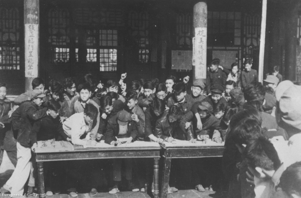Kínai önkéntesek rohamozzák meg a toborzóállomást a pekingi Yu Ying akadémia előtt, hogy az északiak oldalán beszálljanak a brit-amerikai támogatást kapott Dél-Korea elleni harcba.