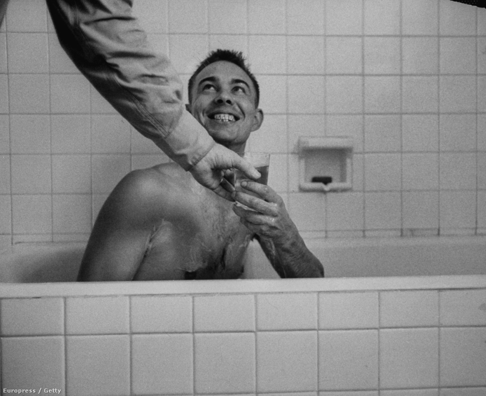 1955. Harold Fischer kapitány whiskey-t kap a fürdőkádban, miután kiszabadult a két éves kínai hadifogságból.