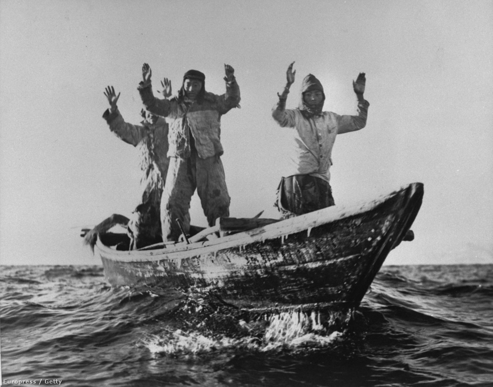 Észak-koreai halászok adják meg magukat a USS manchester hadihajó legénységének.