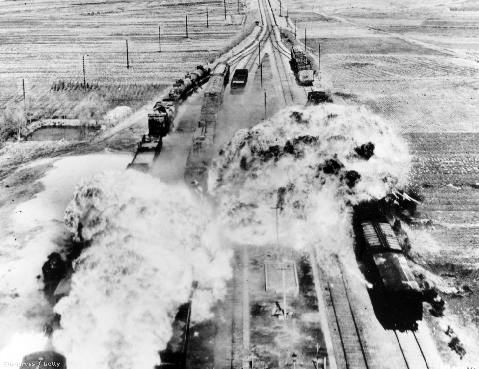 Amerikai B26-os bombázó mér napalmcsapást egy utánpótlást szállító vonatra valahol Észak-Koreában.