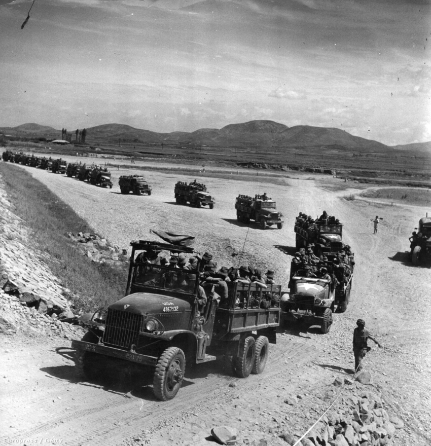 1950 nyara: brit csapatok utaznak a frontra.