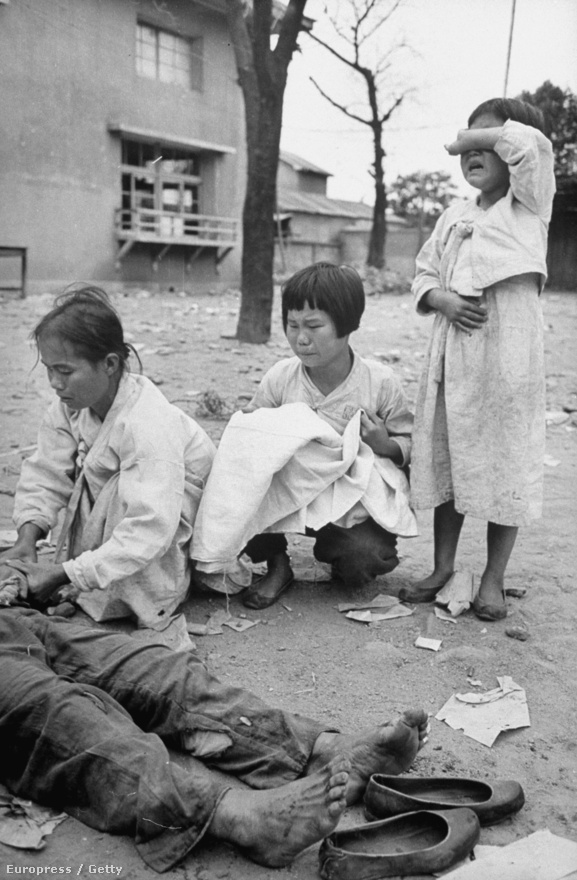 Dél-koreaiak gyászolják a halottaikat, akiket kommunista lázadók öltek meg. 1950 elejére 30 ezer kommunistát börtönöztek be Dél-Koreában, és 300 ezret küldtek átnevelő táborokba.