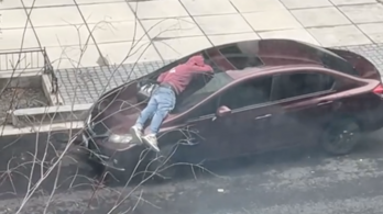 Videó: az autó szélvédőjén aludt egy férfi, közben elindult alatta a jármű