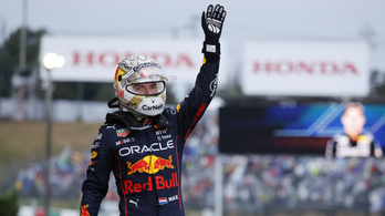 Verstappen nyert Japánban és Leclerc büntetése után kikiáltották világbajnoknak