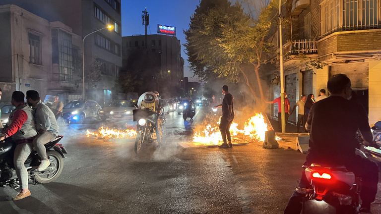 Élő adásban hekkelték meg az iráni köztévét, eldurvultak az utcai zavargások