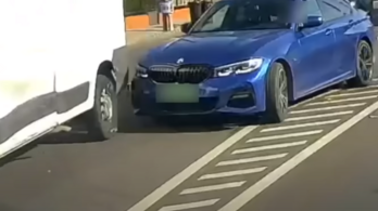 A stoptábla sem zavarta a BMW sofőrjét, lassítás nélkül rongyolt bele egy furgonba Budapesten