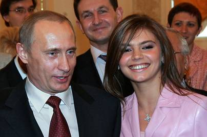 Vlagyimir Putyin állítólagos szeretője ilyen szexin pózolt a férfimagazin címlapján: ritkán látott fotón Alina