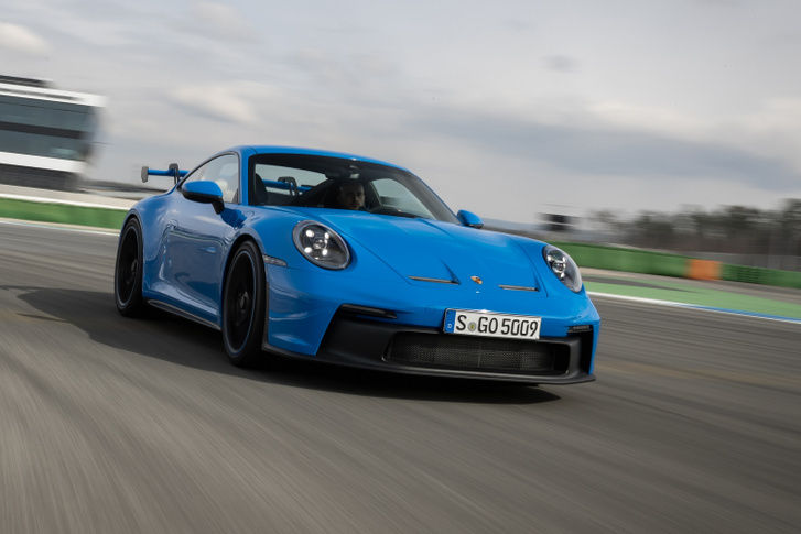 Esősorban olyan sportautók számára fejlesztették ki, mint amilyen a Porsche 911 GT3 RS is