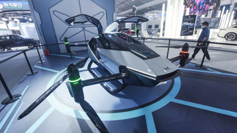 Nagy sebességgel hasítja a levegőt a futurisztikus repülő autó