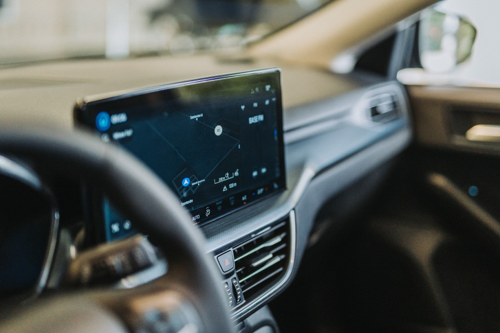 A gyári navigáció mellett vezeték nélküli Android Auto és Apple CarPlay is van