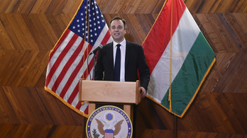 Válaszolt az amerikai nagykövet: szerinte nem csak Trumpot kellene keresnie Orbán Viktornak