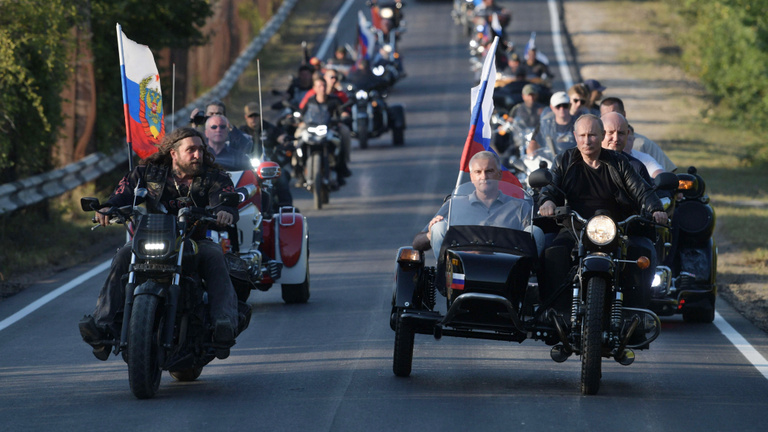 Hibrid háború: Putyin kedvenc motoros bandája és az orosz ortodox egyház