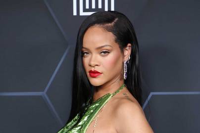 Rihanna 5 hónappal a szülés után: szexi fehérneműben mutatta meg nőies idomait