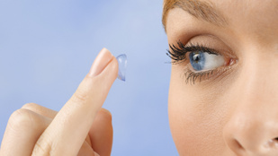 Több mint 20 kontaktlencsét távolított el páciense szeméből egy orvos