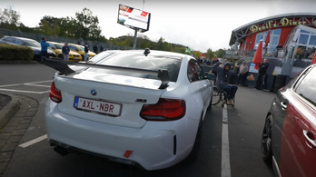 Mozgássérült srác aláz a Nürburgringen, egy külön erre a célra átépített BMW M2-vel