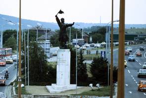 Ki volt „Osztyapenkó”, és miért integetett a szobra egykor Budapest határában?