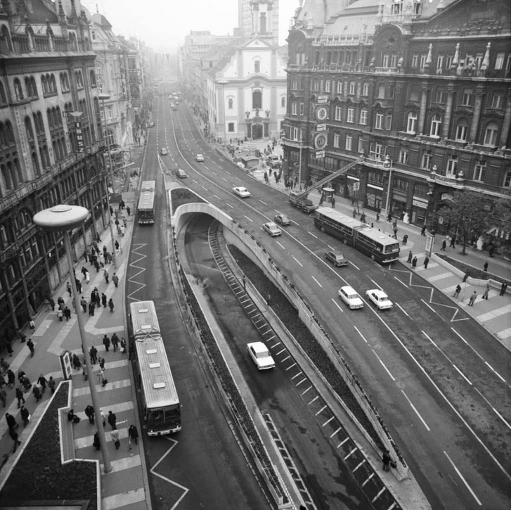 A Ferenciek tere (Felszabadulás tér) after the construction of the underpass in 1976.  View from the Klotild palace towards Kossuth Lajos utca, opposite the Belvárosi Ferences church.  #253718 Photo: Fortepan / MAIN PROJECT / Endre Domonkos