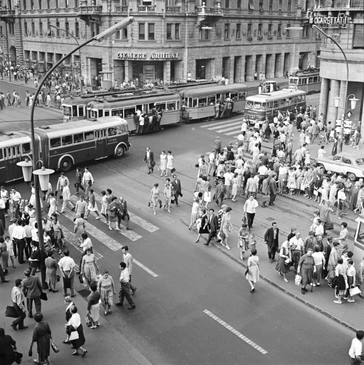 A Rákóczi út és a Nagykörút kereszteződése 1963-ban. A fotó gyalogos forgalomszámláláshoz készült. #251813 Fotó: Fortepan / FŐMTERV / Domonkos Endre
