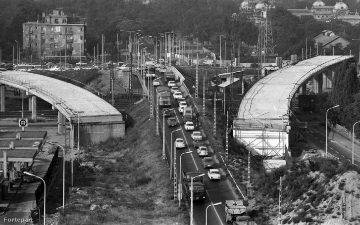 The construction of the Kacsóh Pongrác út overpass at the entrance section of the M3 in 1980, looking towards Városliget.  #66486 Photo: Fortepan / Hungarian Police