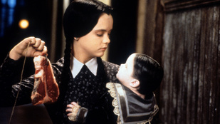 Vadítóan szexi nő lett az Addams Family hátborzongató kislánya