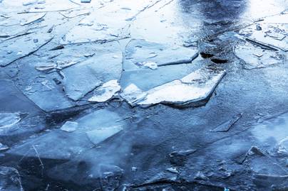 Beszakadt a kutya alatt a fagyott folyó jege: hihetetlen, ami ezután történt