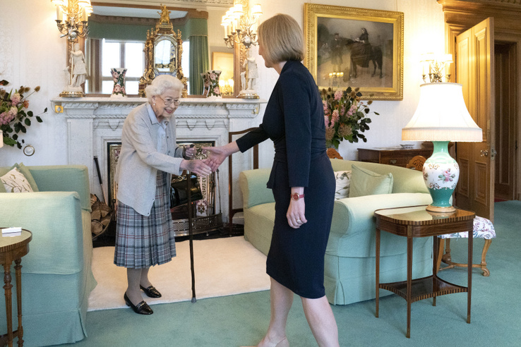 Erzsébet királynő és Liz Trusst, a Balmoral kastélyban 2022. szeptember 6-án Skóciában Aberdeenben