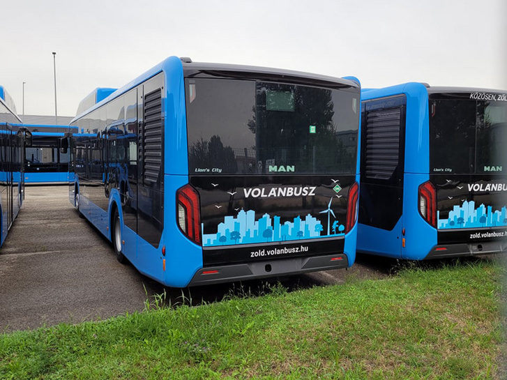 A Volánbusz nemrég vásárolt új CNG-buszai egyelőre a betont védik utasszállítás helyett (fotó: Kengyel Zsolt)