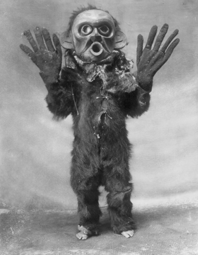 A "veszélyes dolgokat" jelképező maszkot viselő hami indián (1914 körül)