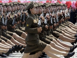 Felvonultak Kim Dzsongun miniszoknyás katonái