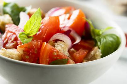 Szuper maradékmentő recept az olasz saláta: a száraz kenyér újjászületése
