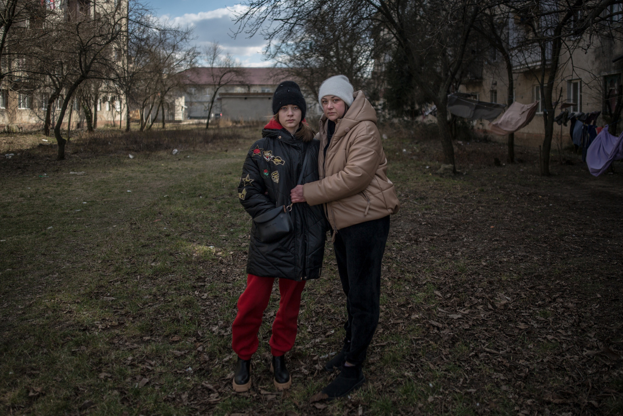 Marina és Tánya portréja Beregszász egyik lakótelepi részén 2022 márciusának elején. Anya és lánya két nappal korábban a Vaszilkiv városhoz közeli házukból menekültek el a támadások elől