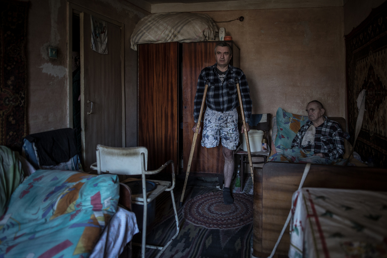 A 79 éves Josip és a fia, a 49 éves, súlyosan mozgáskorlátozott Ivan portréja beregszászi otthonuk egyetlen szobájában (2022 április)