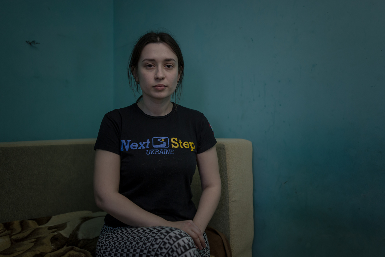 A fiatal Anasztázia portréja egy beregszászi panellakásban 2022. március 10-én. A családjával néhány nappal korábban Irpinyből menekültek el a bombázások elől