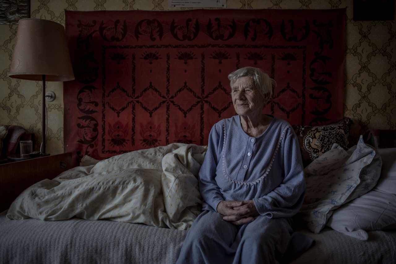 A 87 éves özvegy Boriska néni portréja beregszászi otthonában (2022. április)