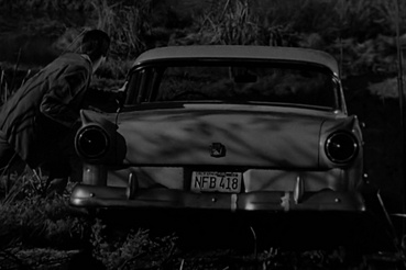 Hitchcock egy zseni volt: Marion Crane a Psychóban autót vásárol, az autókereskedés címében a 4270-es szám szerepel (4+2+7+0=13), Marion 1957-es Ford Custom 300-ának rendszáma pedig 418-ra végződik (4+1+8=13)
