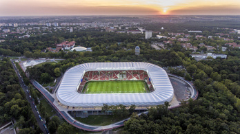 Fényes nappal is éghetnek a reflektorok a magyar focistadionokban
