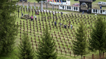 A román katonák emlékére vonultak 150 kereszttel