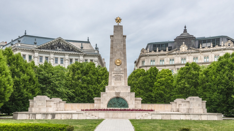 A Momentum kirakná a Szabadság térről a szovjet obeliszket