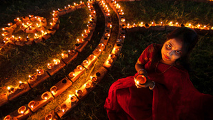 Égő gyertyák, fényáradat: az egyik legcsodálatosabb ünnepet tartják a hinduk