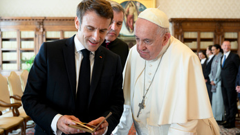 Botrányos ajándékot adott Ferenc pápának a francia elnök