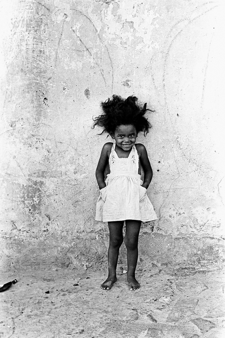 Fal előtt pózoló lány, 1973