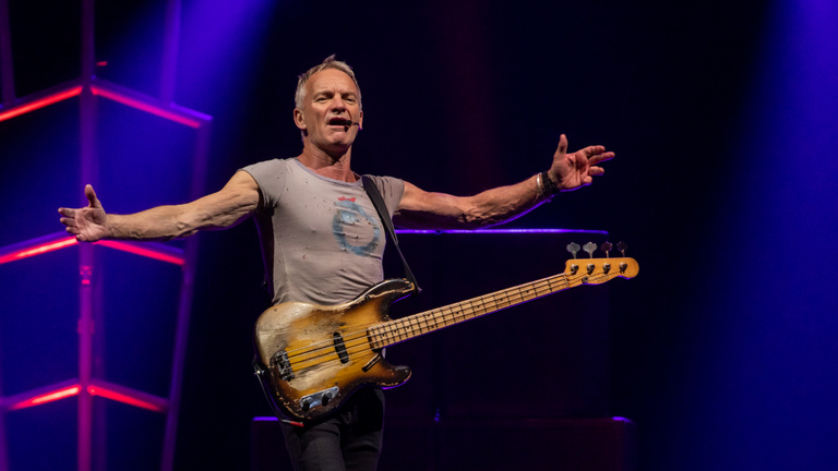 Sting saját dalokat ígért, ám csak egy gyors koncertre futotta