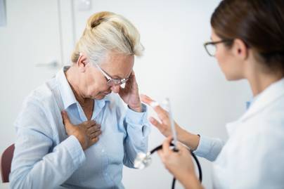 Hiába múlik el a mellkasi fájdalom, szükséges kivizsgáltatni: 9 veszélyes tévhit a szívbetegségről