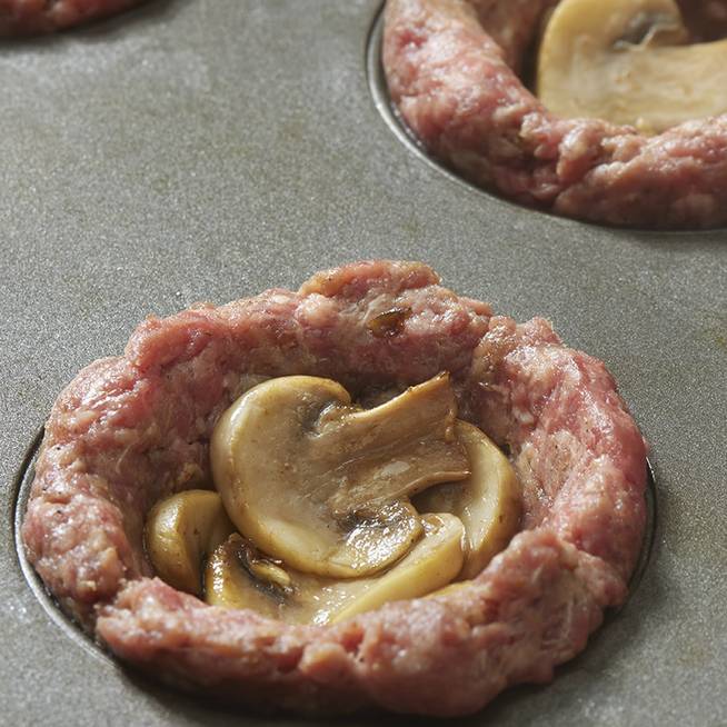 Darált húsos kosárka gombával töltve: a gusztusos fogás muffinsütőben készül