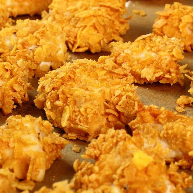 Ropogós corn flakes bundában sült csirkemell: a sütőben, minimális olajjal készül